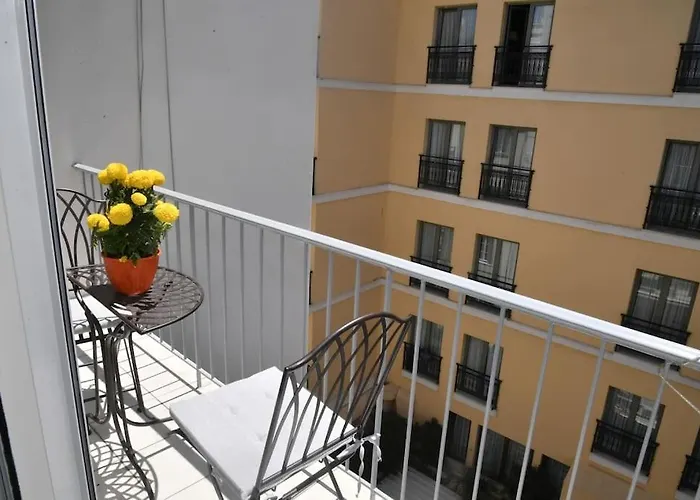 Modern In Ipitou, Plaka