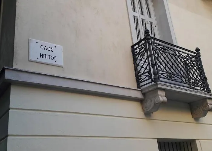 Modern In Ipitou, Plaka